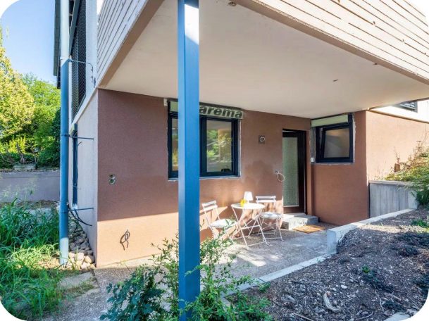 Überdachte Terrasse mit Sitzgelegenheit vor der Ferienwohnung
