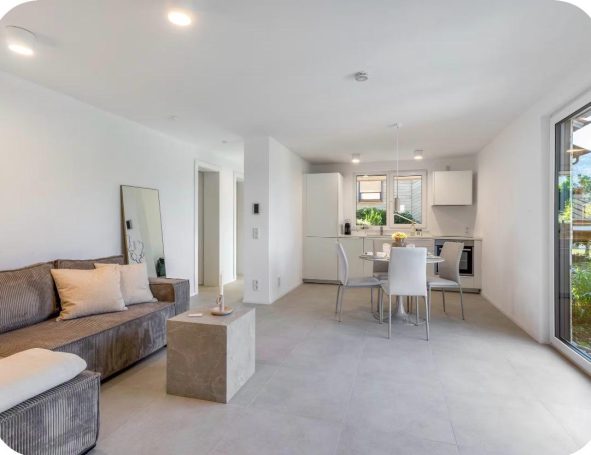 Wohnbereich mit Schlafsofa und Esstisch in der Ferienwohnung